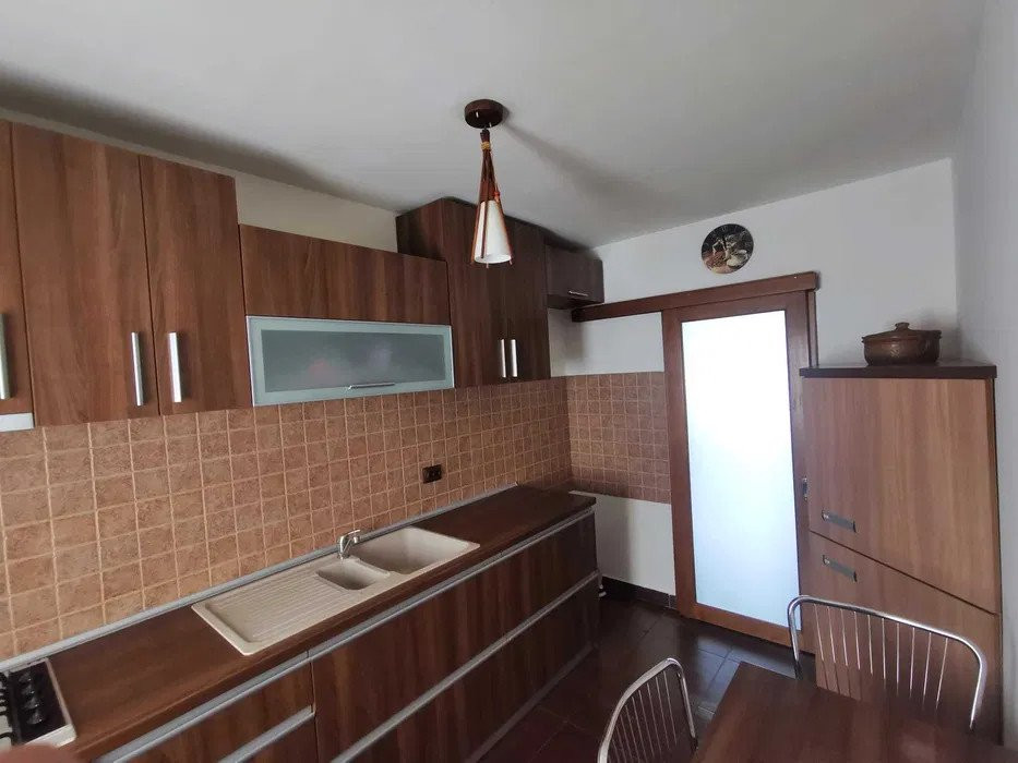 APARTAMENT 3 CAMERE, DECOMANDAT, ETAJ 1, din 4, VISANI