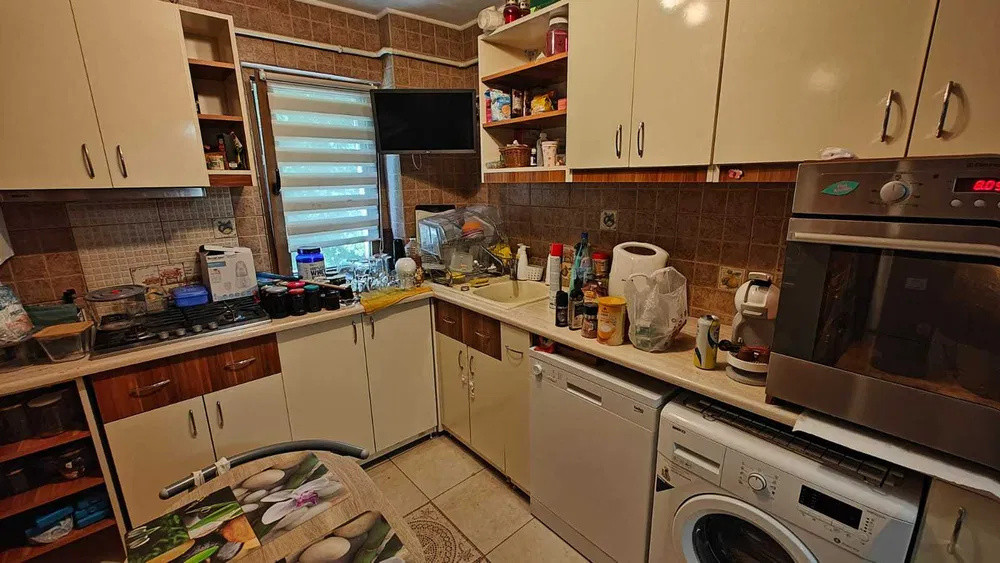 APARTAMENT 3 CAM, SEMIDECOMANDAT,ETAJUL 1, PODU ROS, PET FRIENDLY