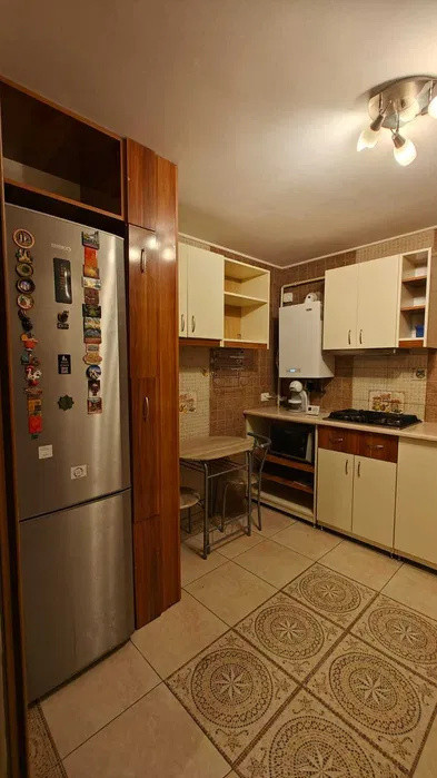APARTAMENT 3 CAM, SEMIDECOMANDAT,ETAJUL 1, PODU ROS, PET FRIENDLY(PISICA)