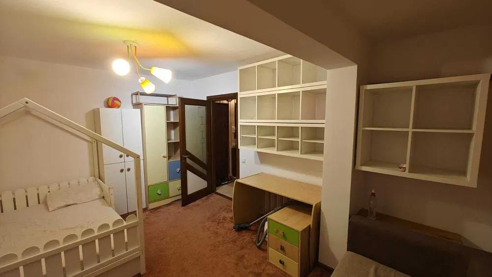 APARTAMENT 3 CAM, SEMIDECOMANDAT,ETAJUL 1, PODU ROS, PET FRIENDLY(PISICA)