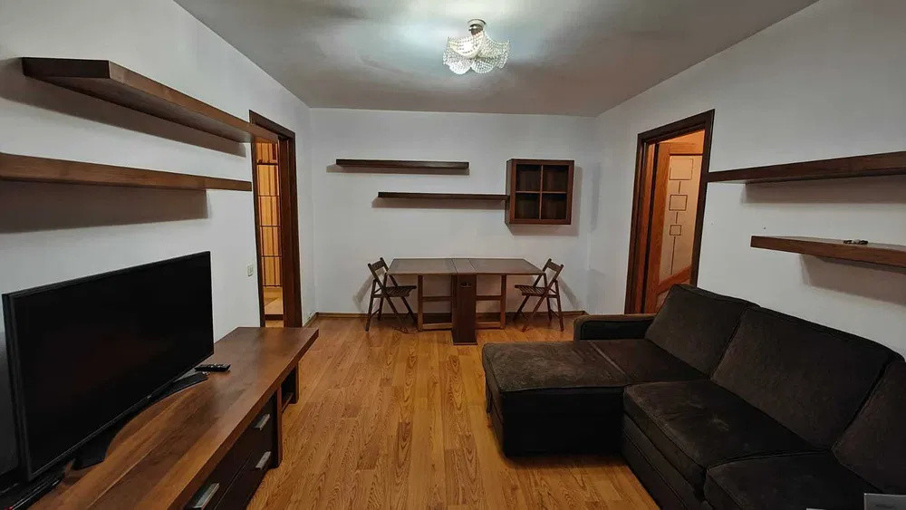 APARTAMENT 3 CAM, SEMIDECOMANDAT,ETAJUL 1, PODU ROS, PET FRIENDLY(PISICA)