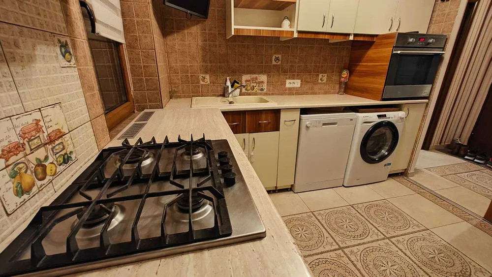 APARTAMENT 3 CAM, SEMIDECOMANDAT,ETAJUL 1, PODU ROS, PET FRIENDLY(PISICA)