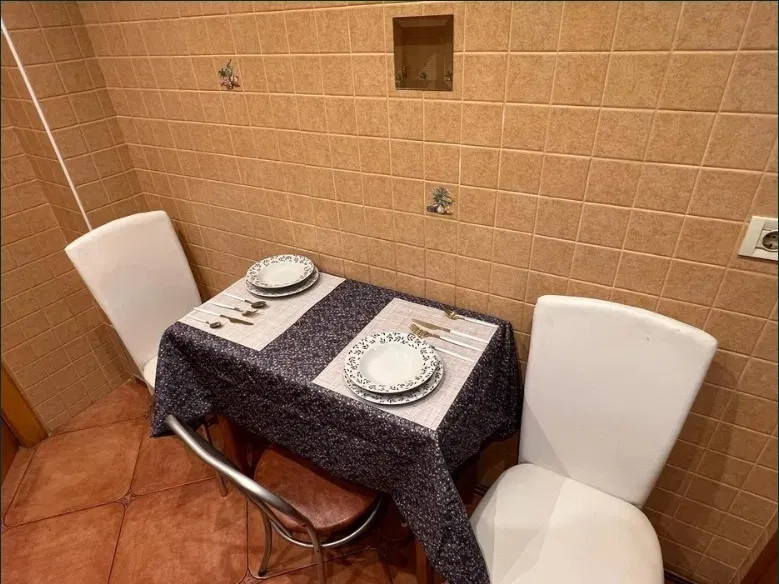 APARTAMENT 3 CAMERE PODU ROS, ETAJUL 2 DIN 4, MOBILAT SI UTILAT