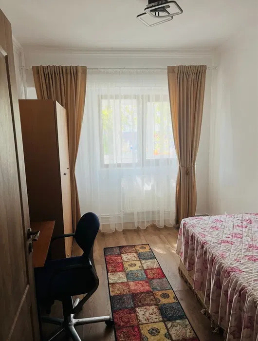 Apartament 3 camere decomandat, 2 băi, Tg. Cucu – Podu de Fier, etaj 1