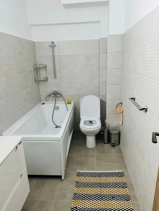 Apartament 3 camere decomandat, 2 băi, Tg. Cucu – Podu de Fier, etaj 1