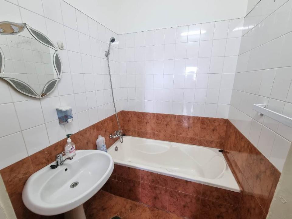 Apt / spațiu comercial –semicentral,aproape de  Biblioteca Centrala Universitara