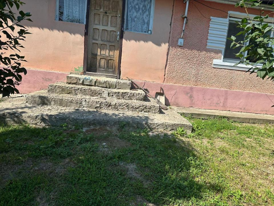 Casă cu teren de 5.700 mp, Pădureni,se accepta si schimb cu apt in Iasi