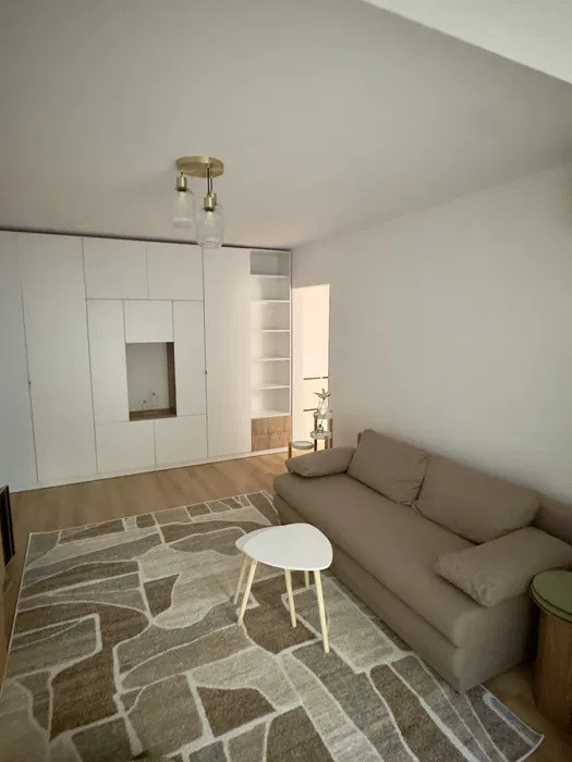 APARTAMENT 2  CAMERE ,SEMIDECOMANDAT ,COMPLET RENOVAT 