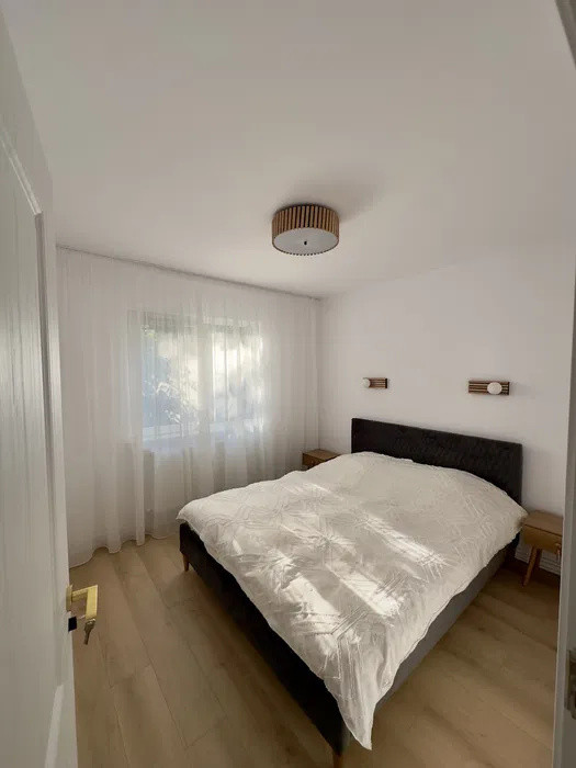 APARTAMENT 2  CAMERE ,SEMIDECOMANDAT ,COMPLET RENOVAT 