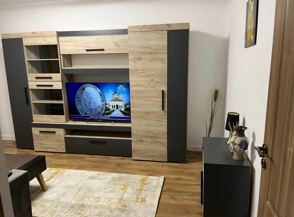 Apartament 3 camere decomandat, 2 băi, Tg. Cucu – Podu de Fier, etaj 1