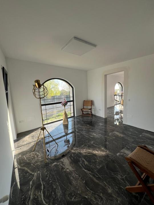 Spatiu comercial si 2 apartamente 