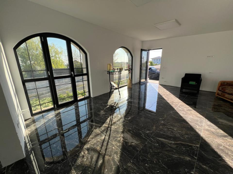 Spatiu comercial si 2 apartamente 