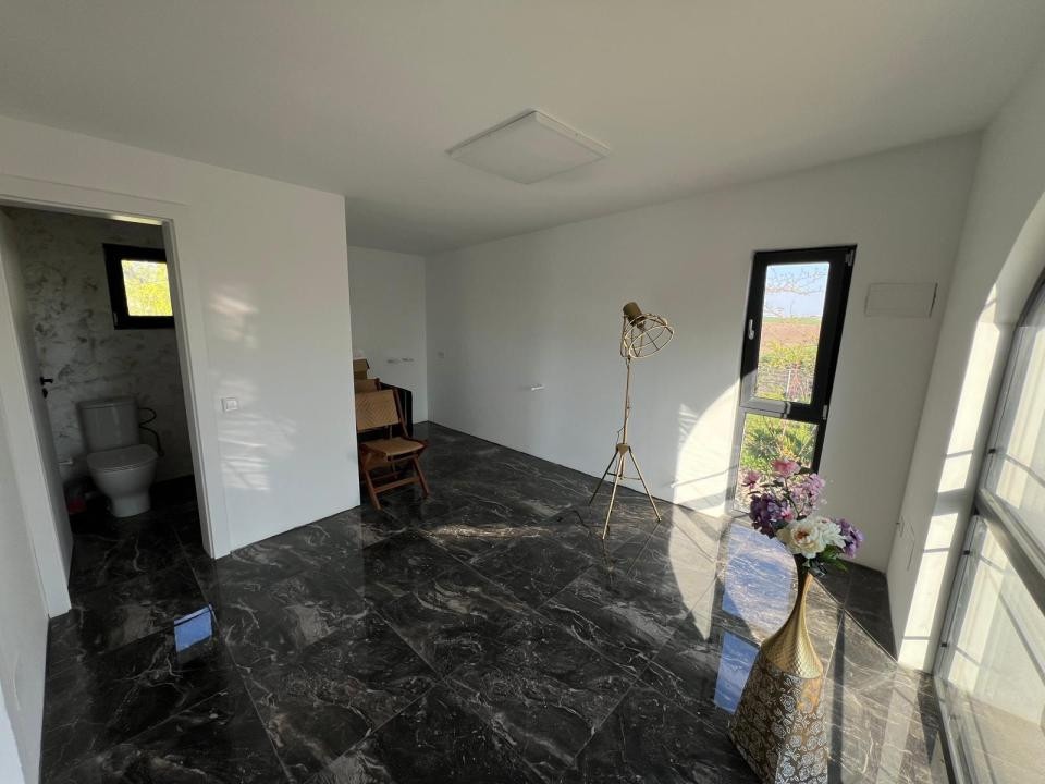 Spatiu comercial si 2 apartamente 