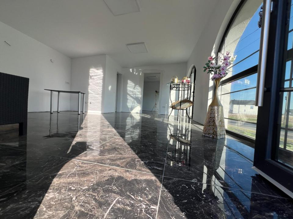 Spatiu comercial si 2 apartamente 