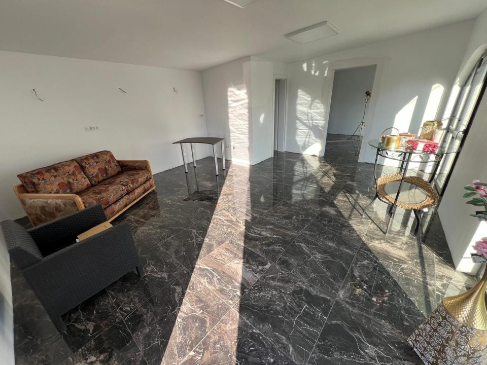 Spatiu comercial si 2 apartamente 