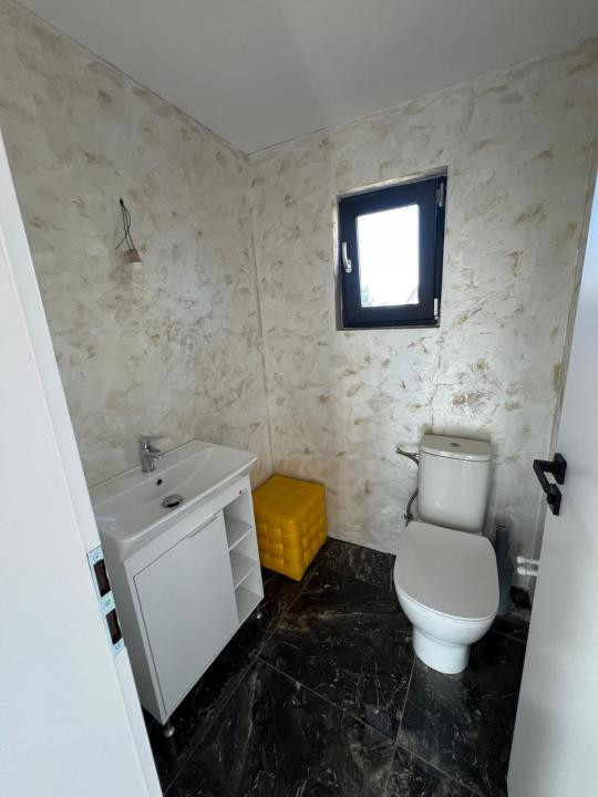 Spatiu comercial si 2 apartamente 