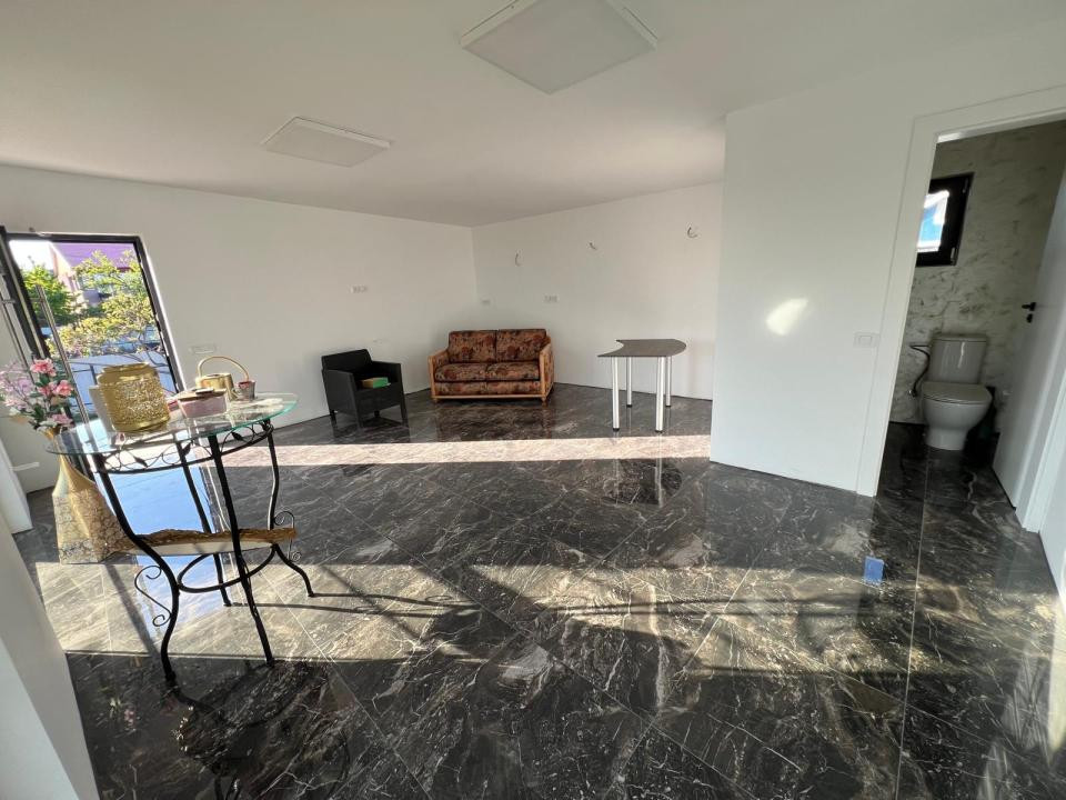 Spatiu comercial si 2 apartamente 