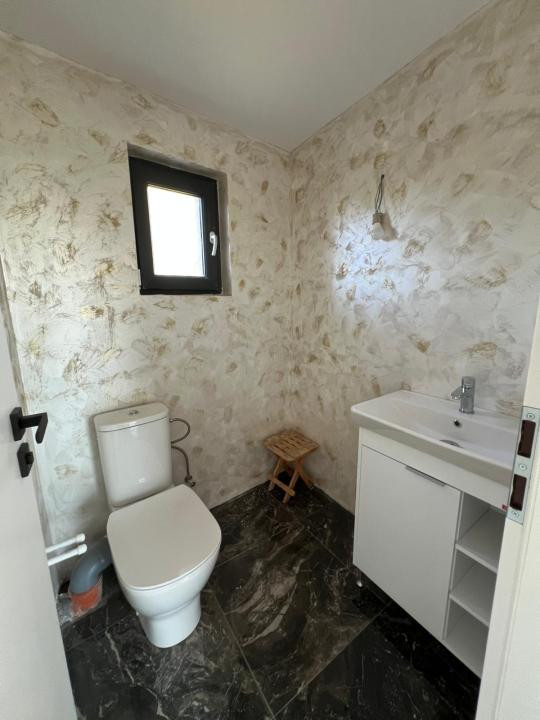 Spatiu comercial si 2 apartamente 
