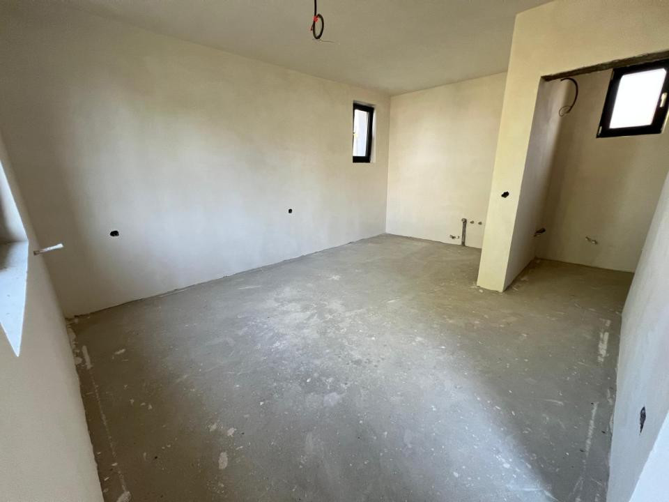 Spatiu comercial si 2 apartamente 