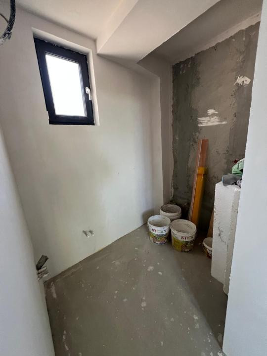 Spatiu comercial si 2 apartamente 