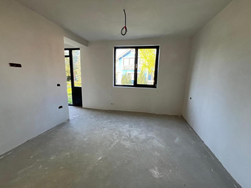 Spatiu comercial si 2 apartamente 