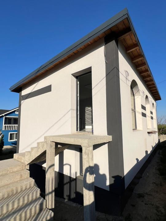 Spatiu comercial si 2 apartamente 