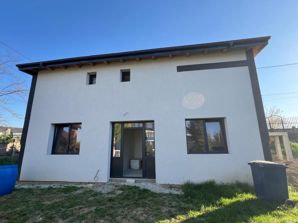 Spatiu comercial si 2 apartamente 