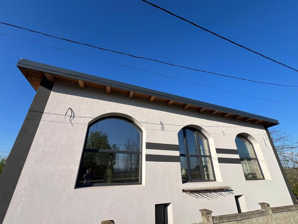 Spatiu comercial si 2 apartamente 
