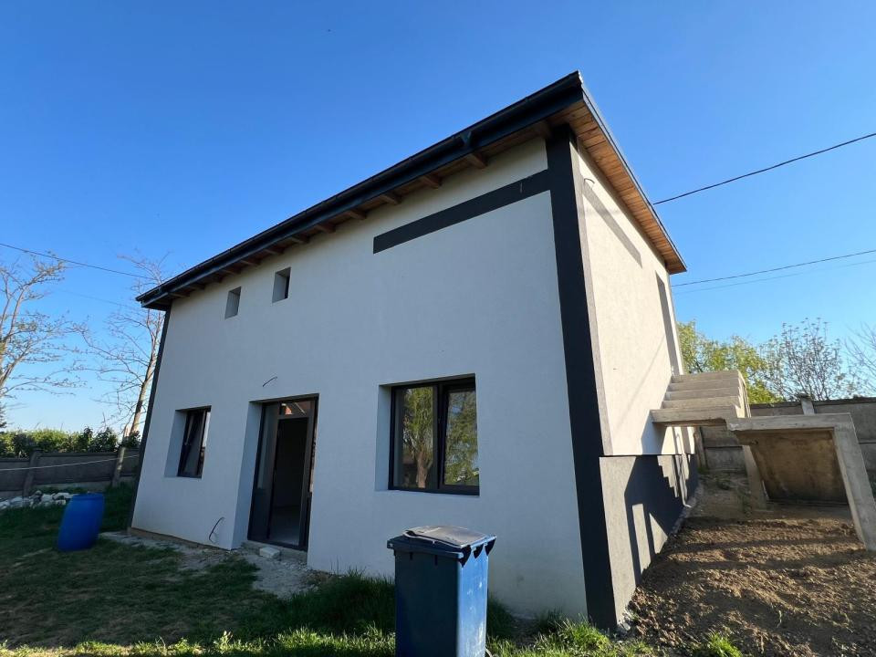 Spatiu comercial si 2 apartamente 