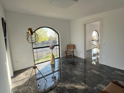 Spatiu comercial si 2 apartamente 