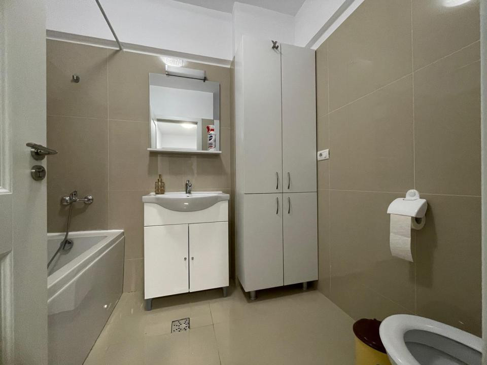 Apartament 3 camere decomandat  zona  Rond Păcurari, parcare inclusa