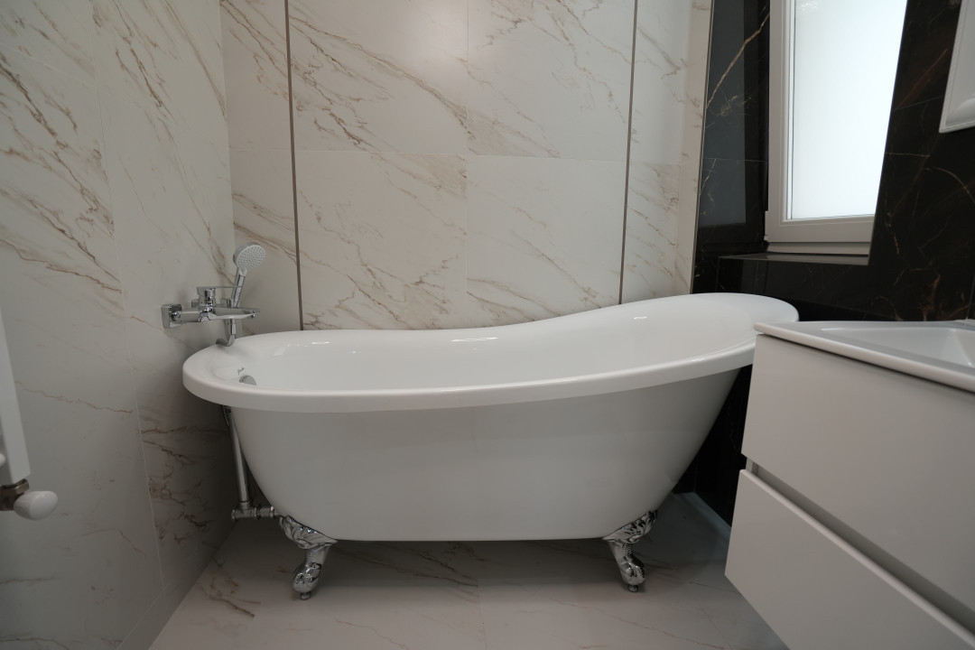 APARTAMENT 3 CAMERE DECOMANDAT MOBILAT, BLOC NOU, LUX