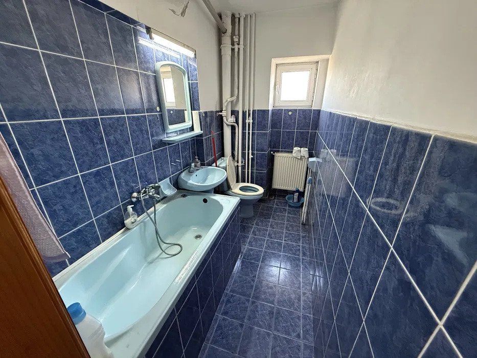 APARTAMENT 3 CAMERE DECOMANDAT  ET 4 DIN 7, SOCOLA, MOBILAT SI UTILAT