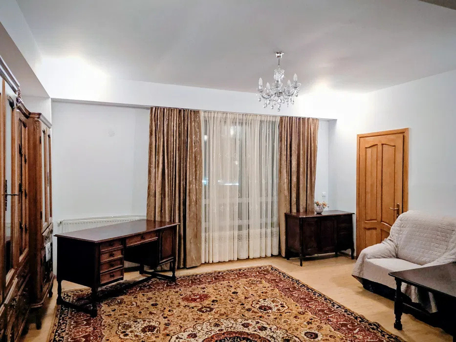 APARTAMENT CU 3 CAMERE SEMICENTRAL, 80 MP, DECOMANDAT, PARCARE PRIVATA INCLUSA 