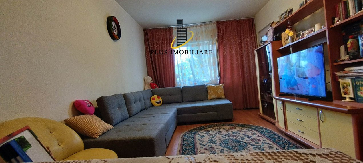 Apartament 3 camere Decomandat, Podul de Fier, et. 3/4