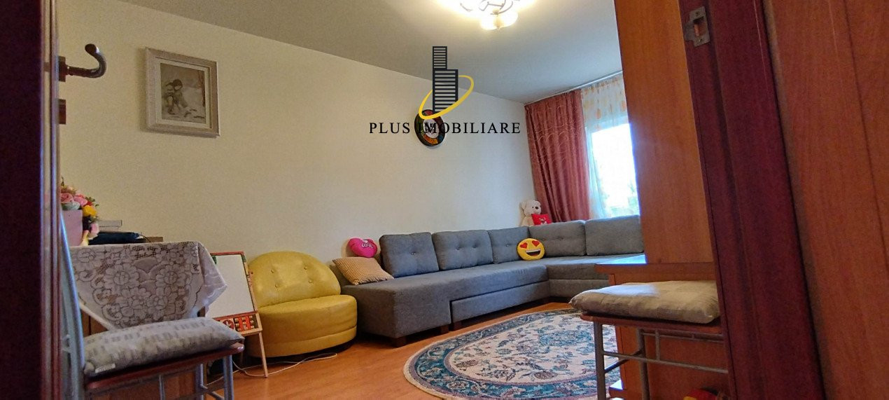 Apartament 3 camere Decomandat, Podul de Fier, et. 3/4