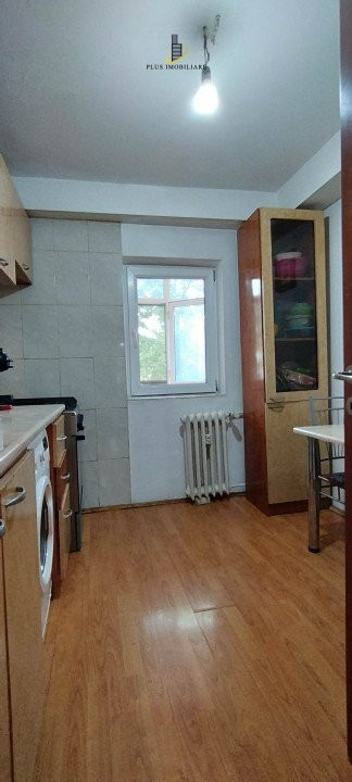 Apartament 3 camere Decomandat, Podul de Fier, et. 3/4