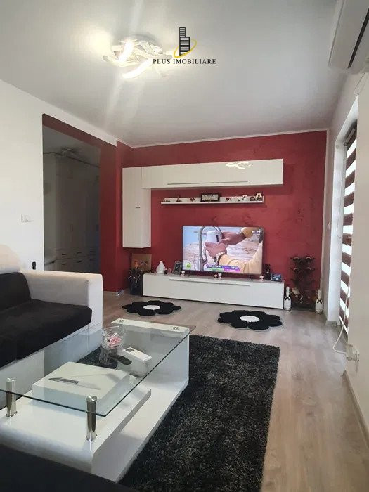 APARTAMENT 2 CAMERE, DECOMANDAT, MOBILAT SI UTILAT+LOC PARCARE 