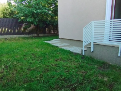 APARTAMENT 3 CAMERE, DECOMANDAT, BLOC TIP VILA, NOU, GRADINA 150 MP + TERASA