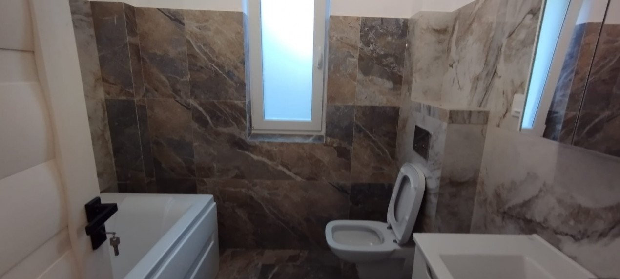 APARTAMENT 3 CAMERE, DECOMANDAT, BLOC TIP VILA, NOU, GRADINA 150 MP + TERASA